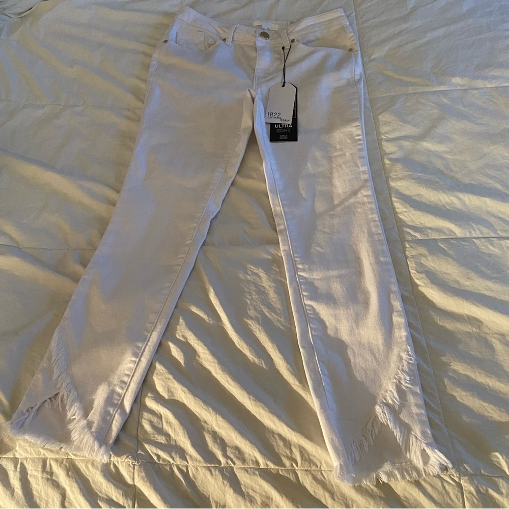 1822 Denim Women's White Skinny Jeans with Frayed Bottoms